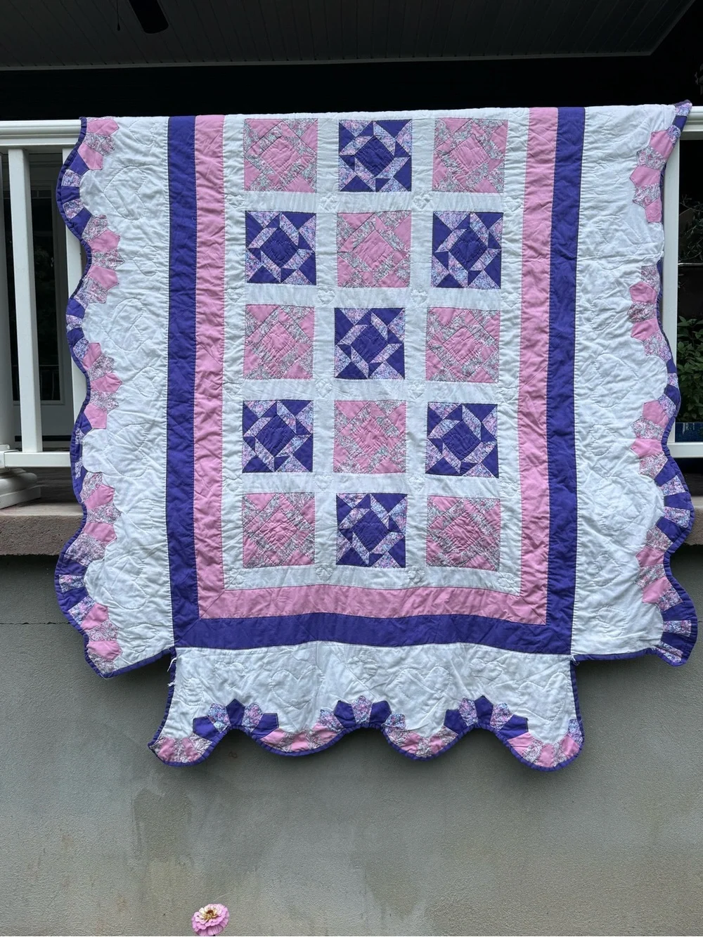 Vintage / Handmade Patchwork Quilt – Pink & Purple Scalloped Border Cottage
